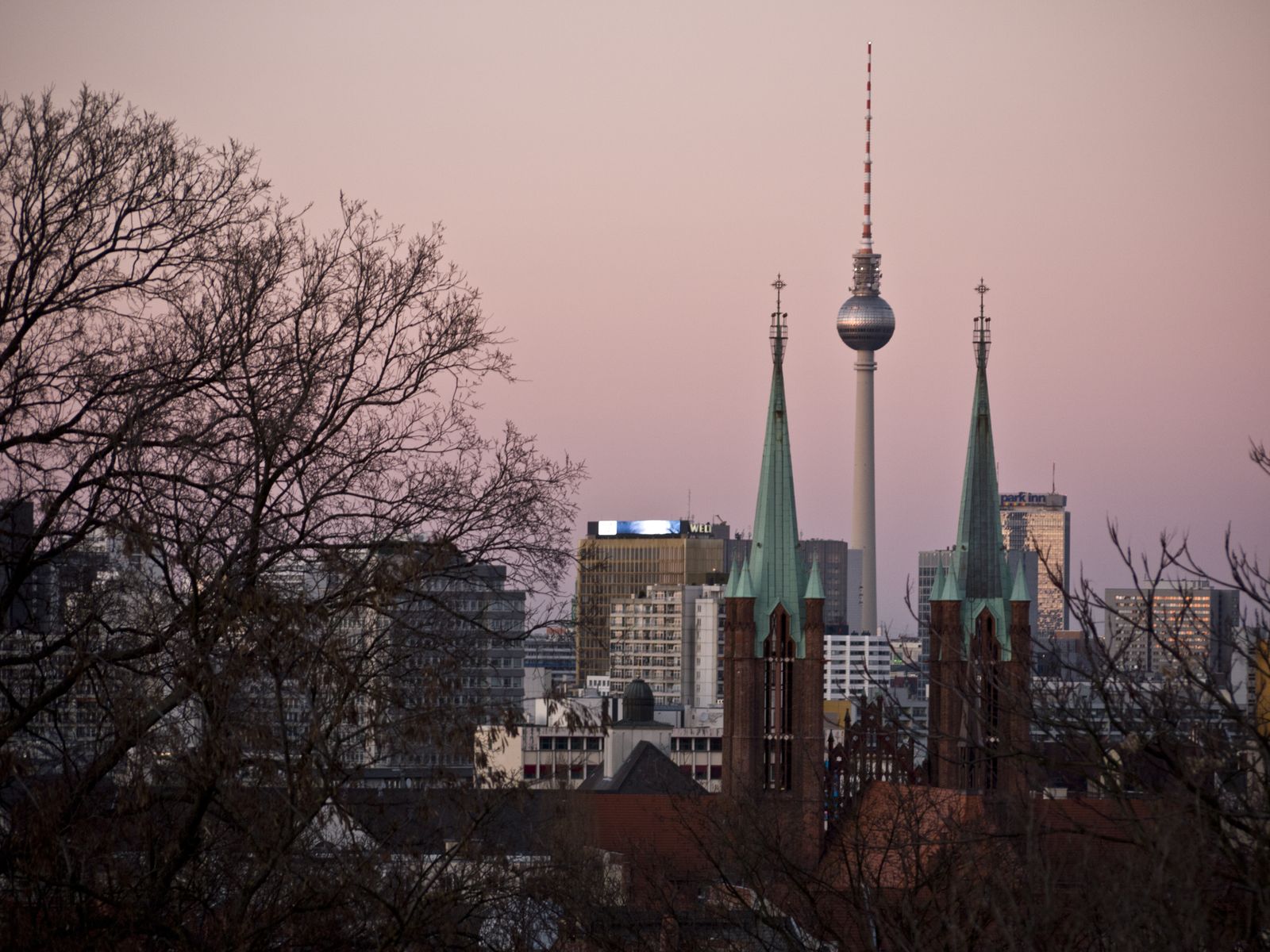 Berlin-Abenddaemmerung-Fernsehturm