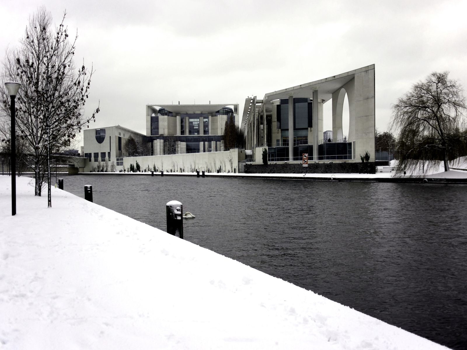 Berlin-Bundeskanzleramt-Schnee