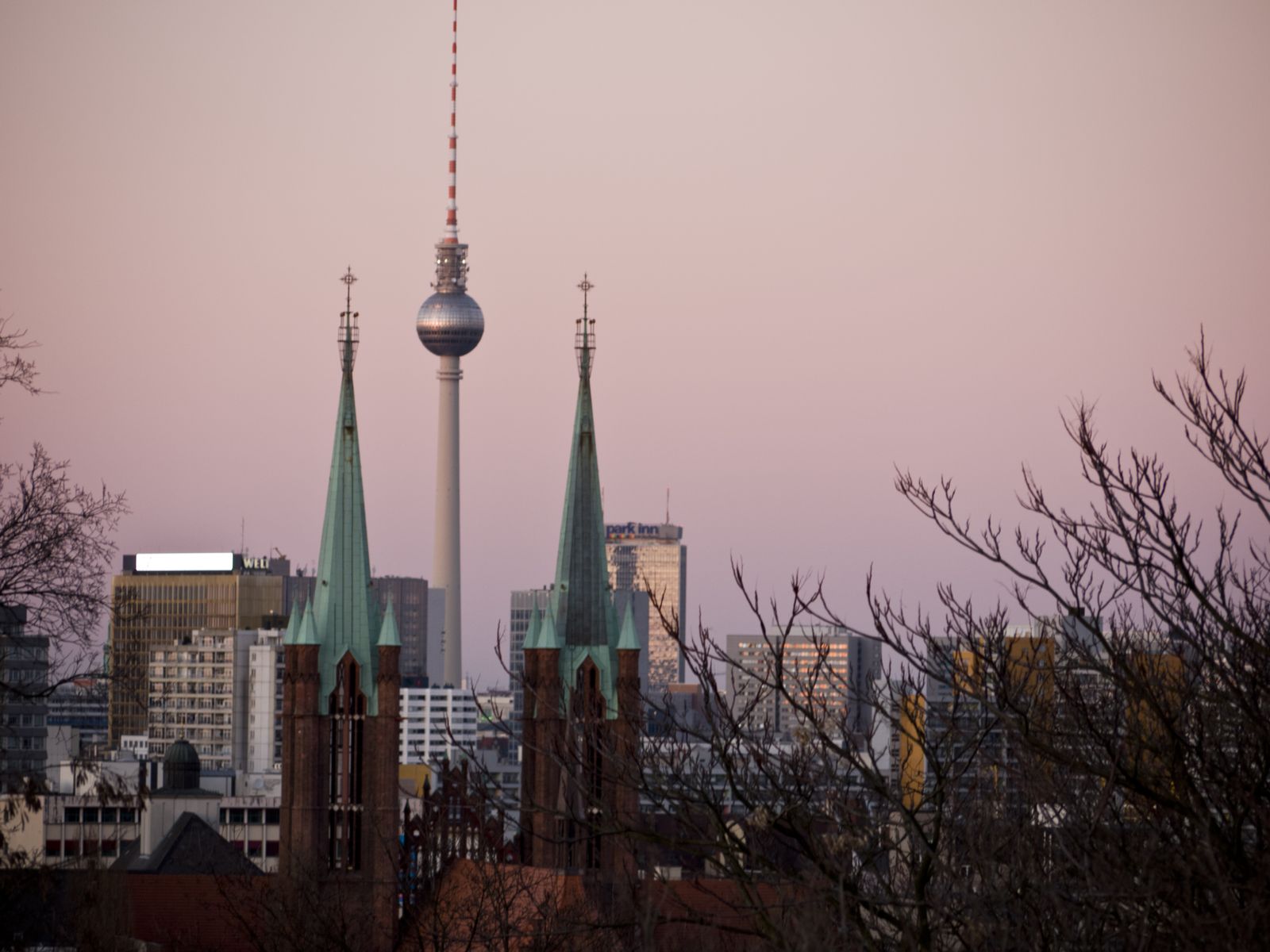 Berlin-Daemmerung-Fernsehturm