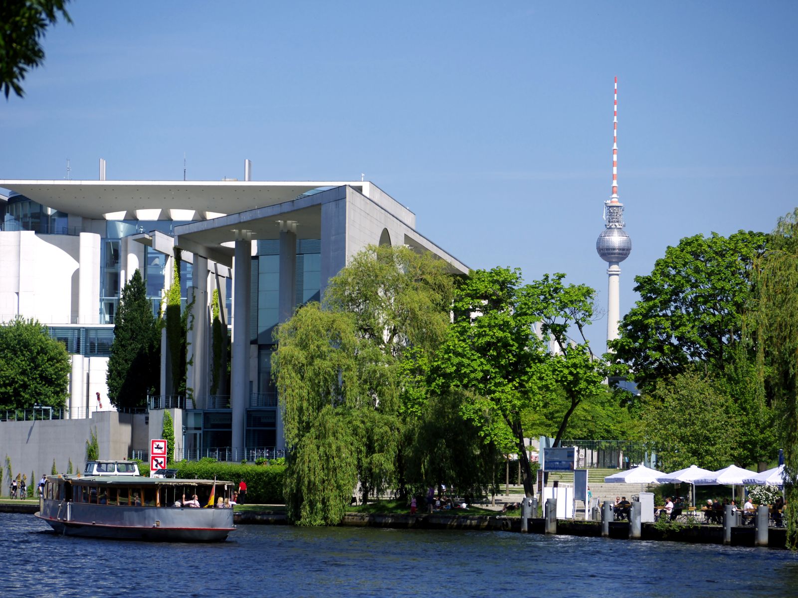 Berlin-Dampfer-Bundeskanzleramt-Fernsehturm