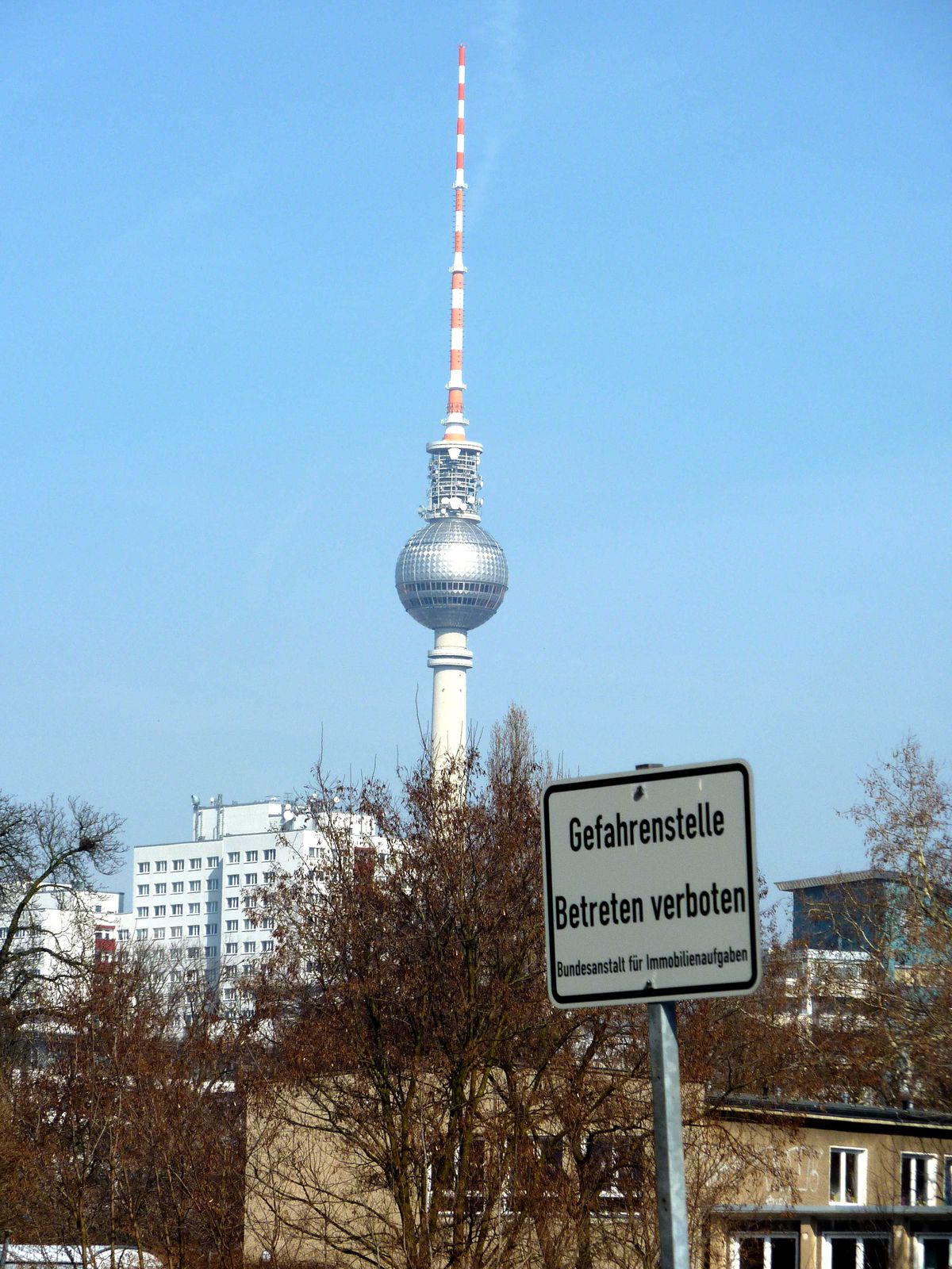 Fernsehturm mit Gefahrenschild