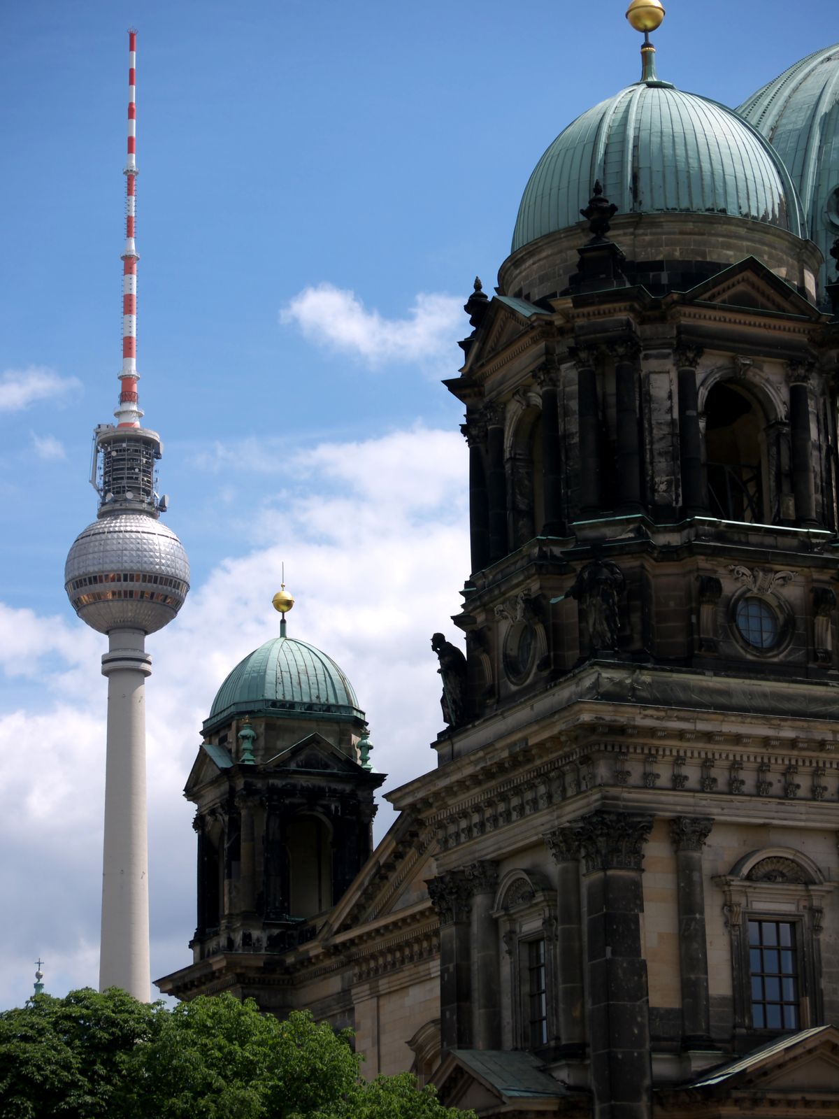 Berlin-Fernsehturm neben Dom