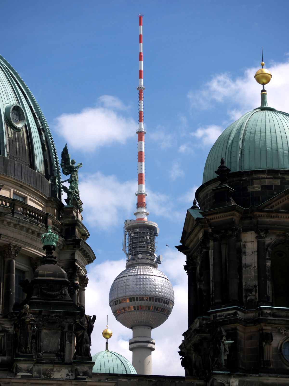 Berlin-Fernsehturm zwischen Domkuppeln