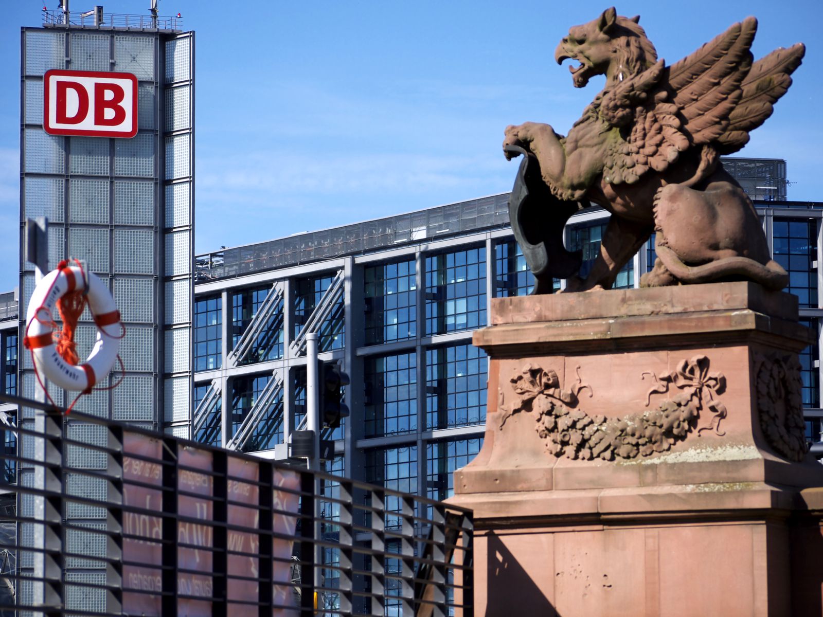 Greifskulptur vor Hauptbahnhof