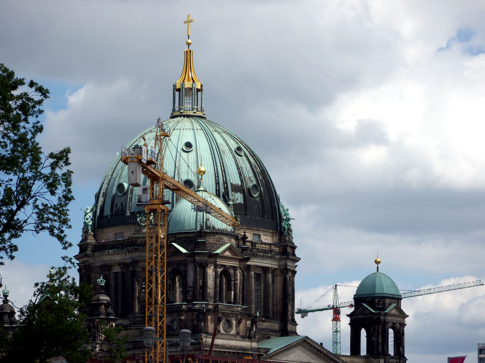 Berlin-Kran vor Dom