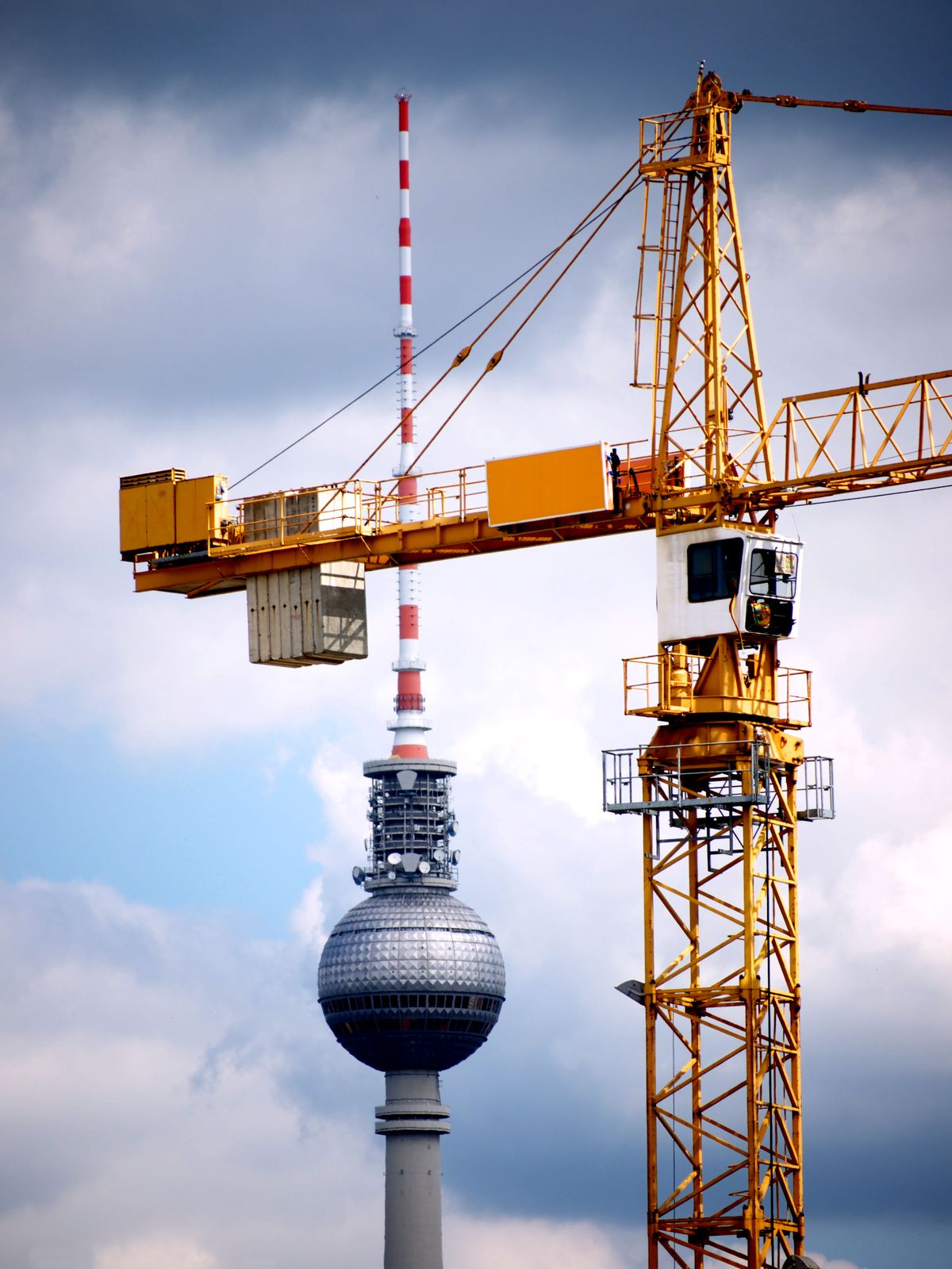 Berlin-Kran vor Fernsehturm