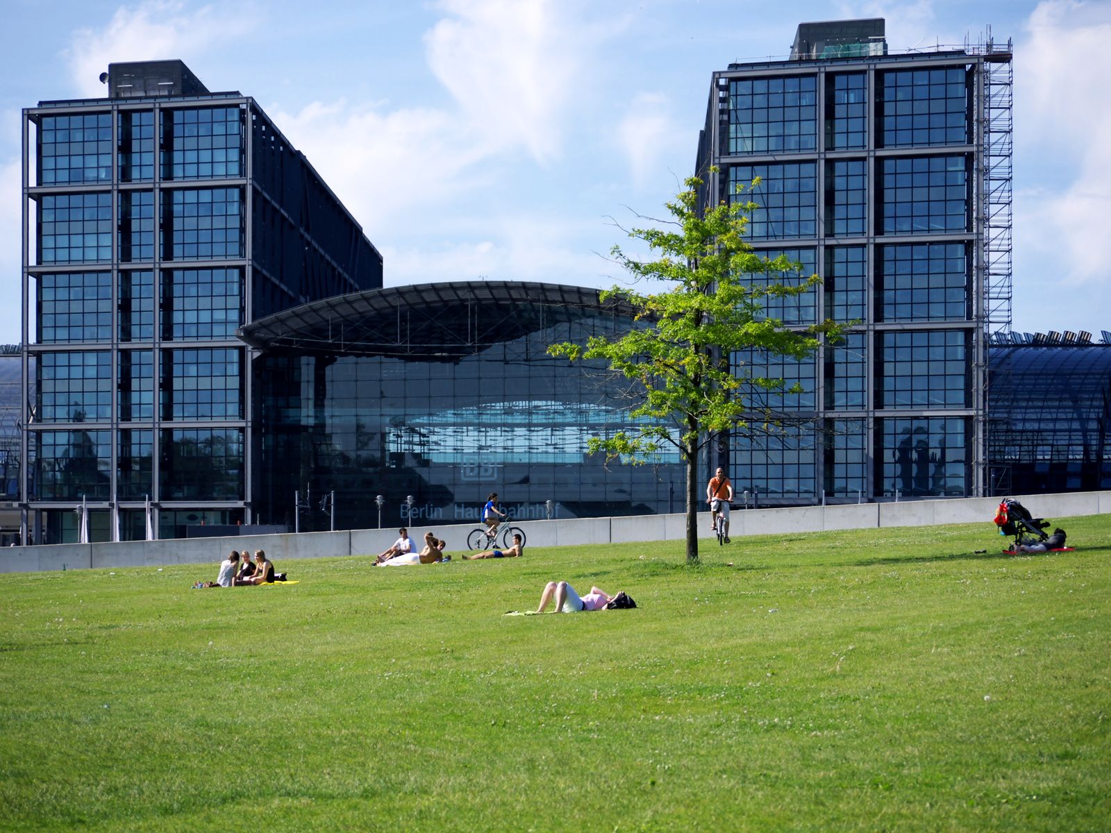 Sommerfrischler vor Hauptbahnhof