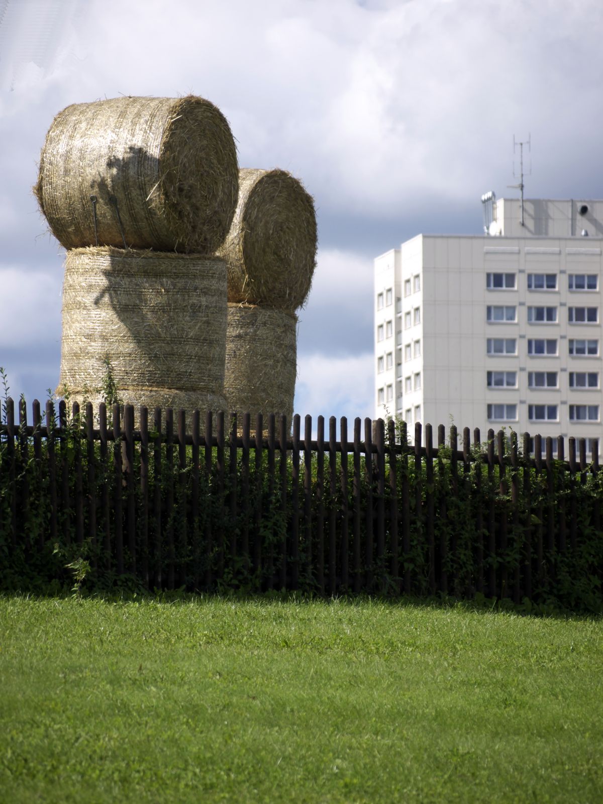Plattenbau und Strohballen