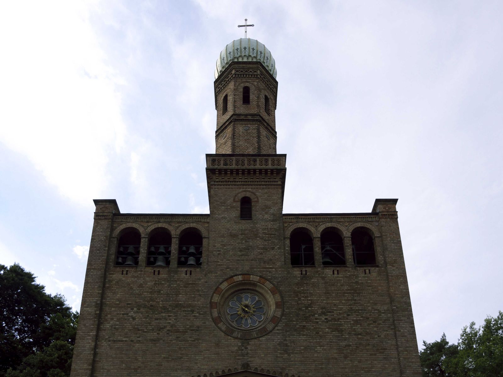 St Peter und Paul-Glockenstuhl und Zwiebelturm