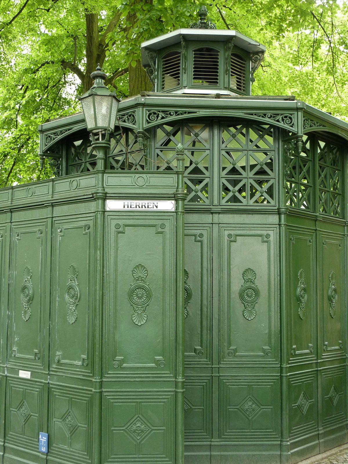 Toilettenhaus - Cafe Achteck
