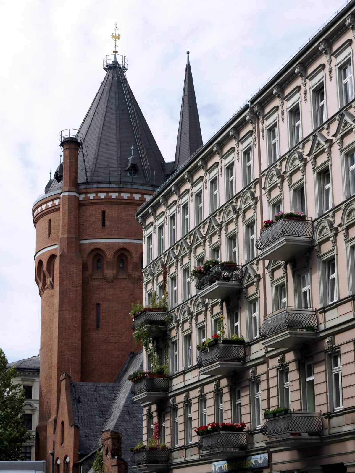 Wasserturm und Mietshaus