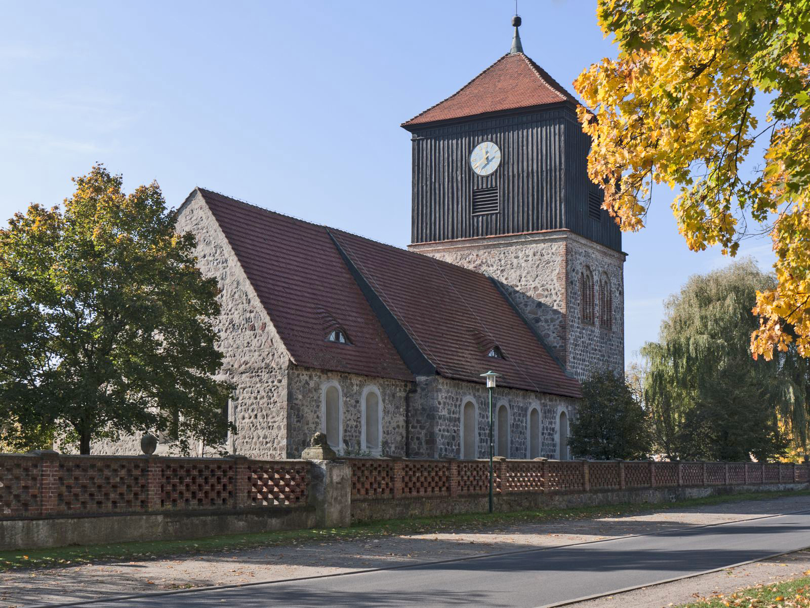 Lichterfelde-Dorfkirche-Strasse