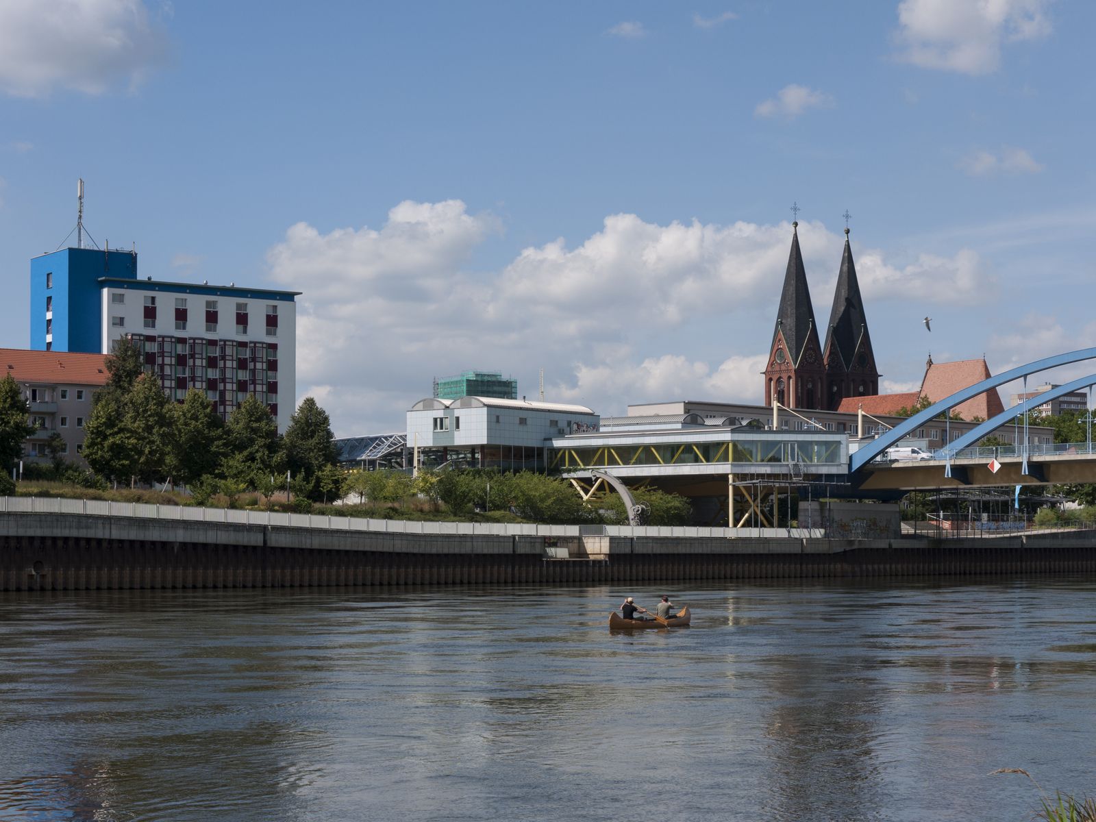 Frankfurt-Bruecke-Kanufahrer