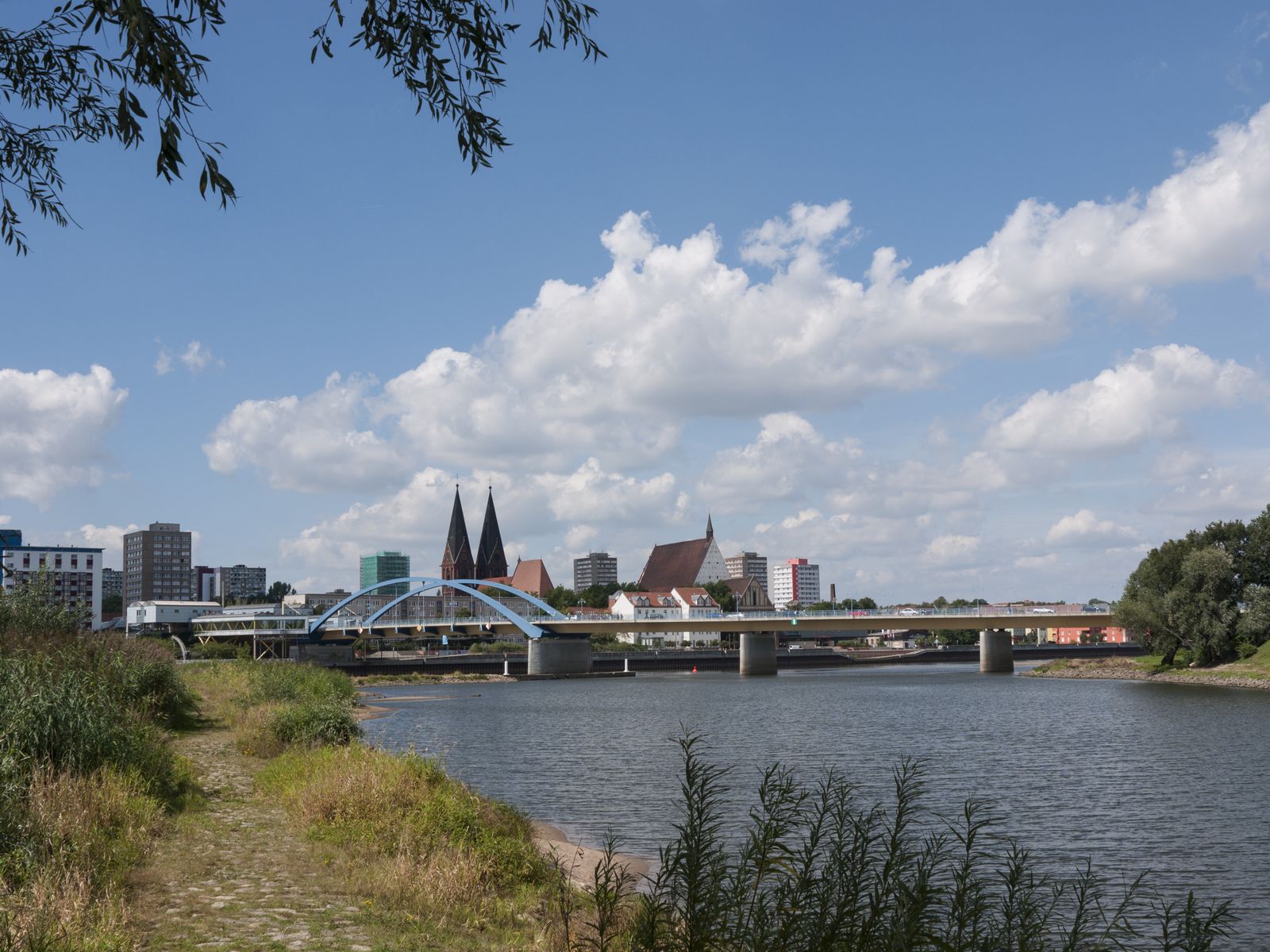 Frankfurt-Brueckenblick-Halbinsel
