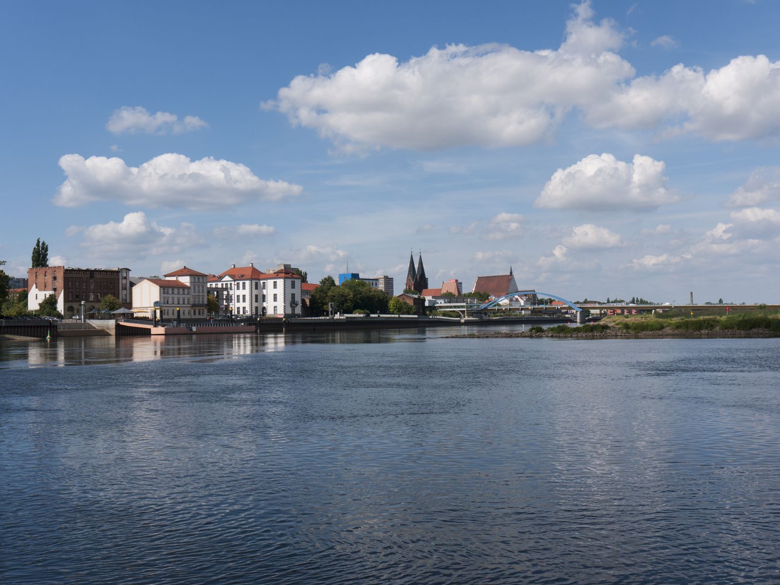 Frankfurt-Flussblick-Uferstrasse