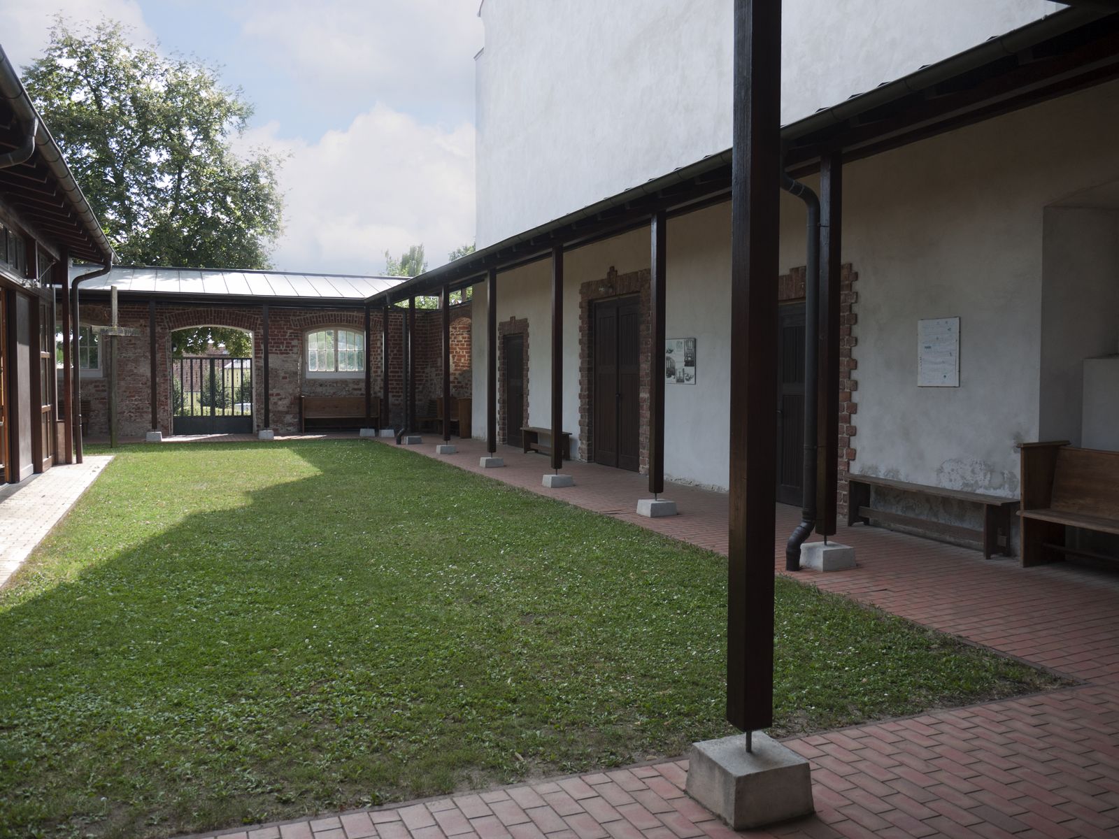 Lebus-Kirche-Patio