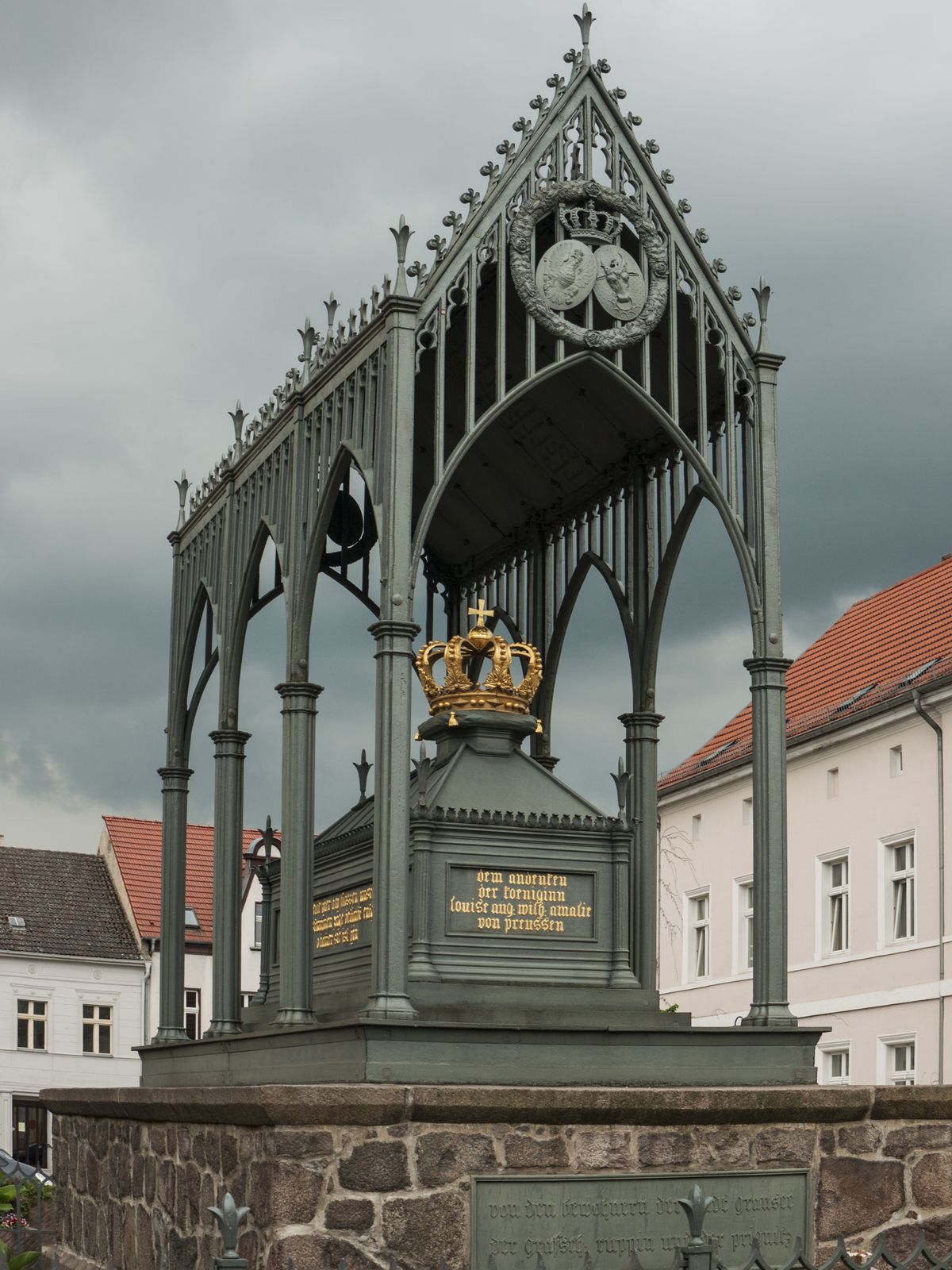 Gransee-Luisendenkmal-Gewitterwolken