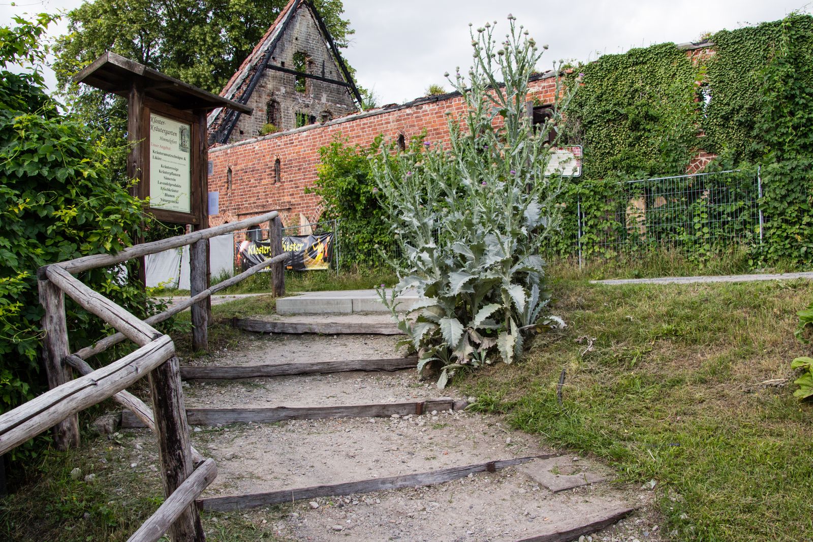 Himmelpfort-Klostergarten-Treppe-2