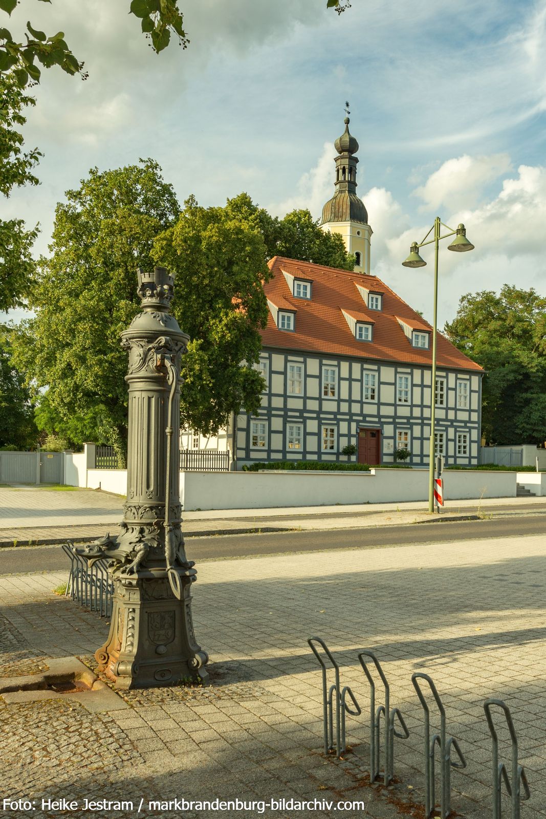 Lauchhammer-Gemeindezentrum-ehemaliges Pfarrhaus und Lauchhammer-Pumpe