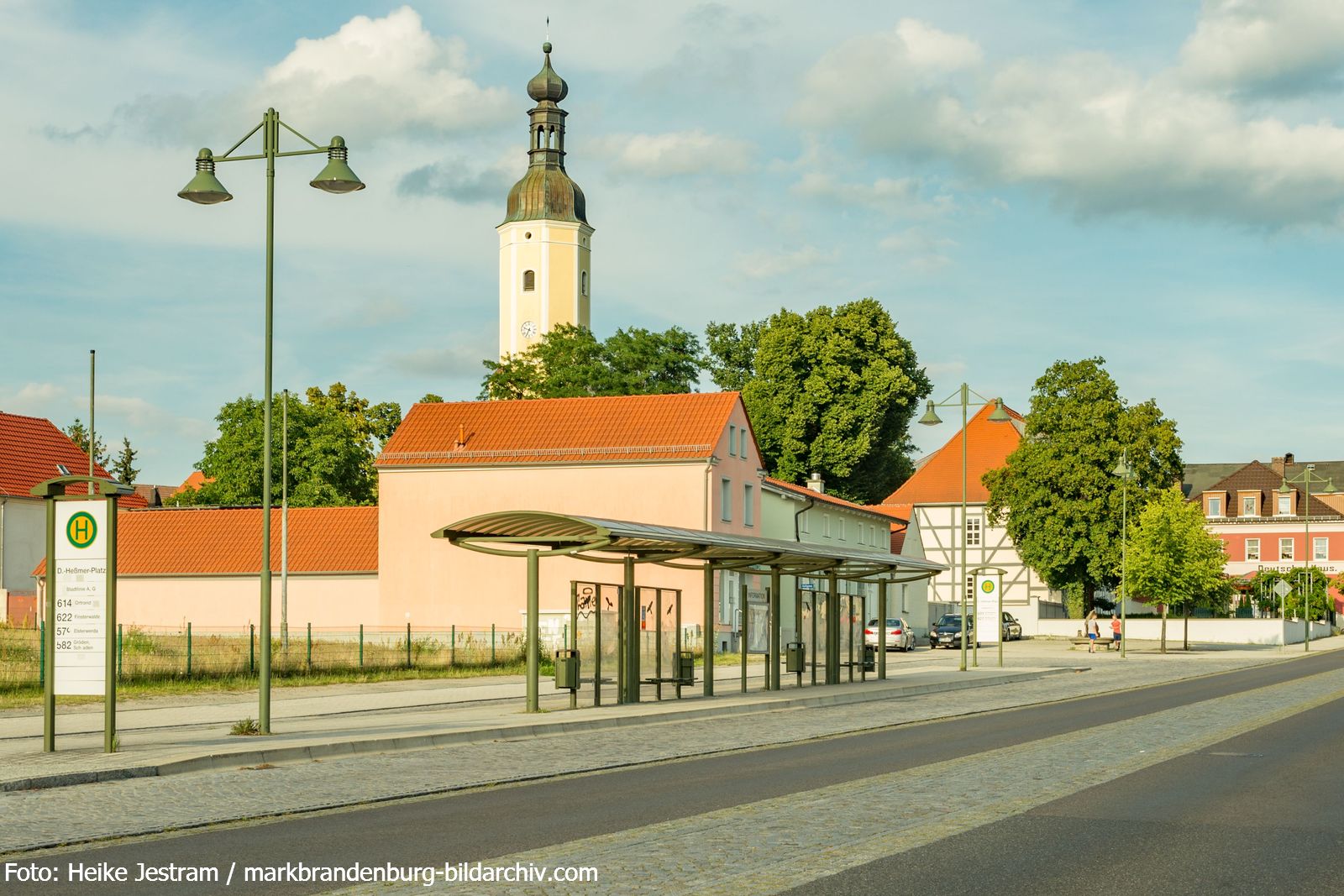 Lauchhammer-Dietrich-Heßmer-Platz mit Kirchturm der Nikolaikirche