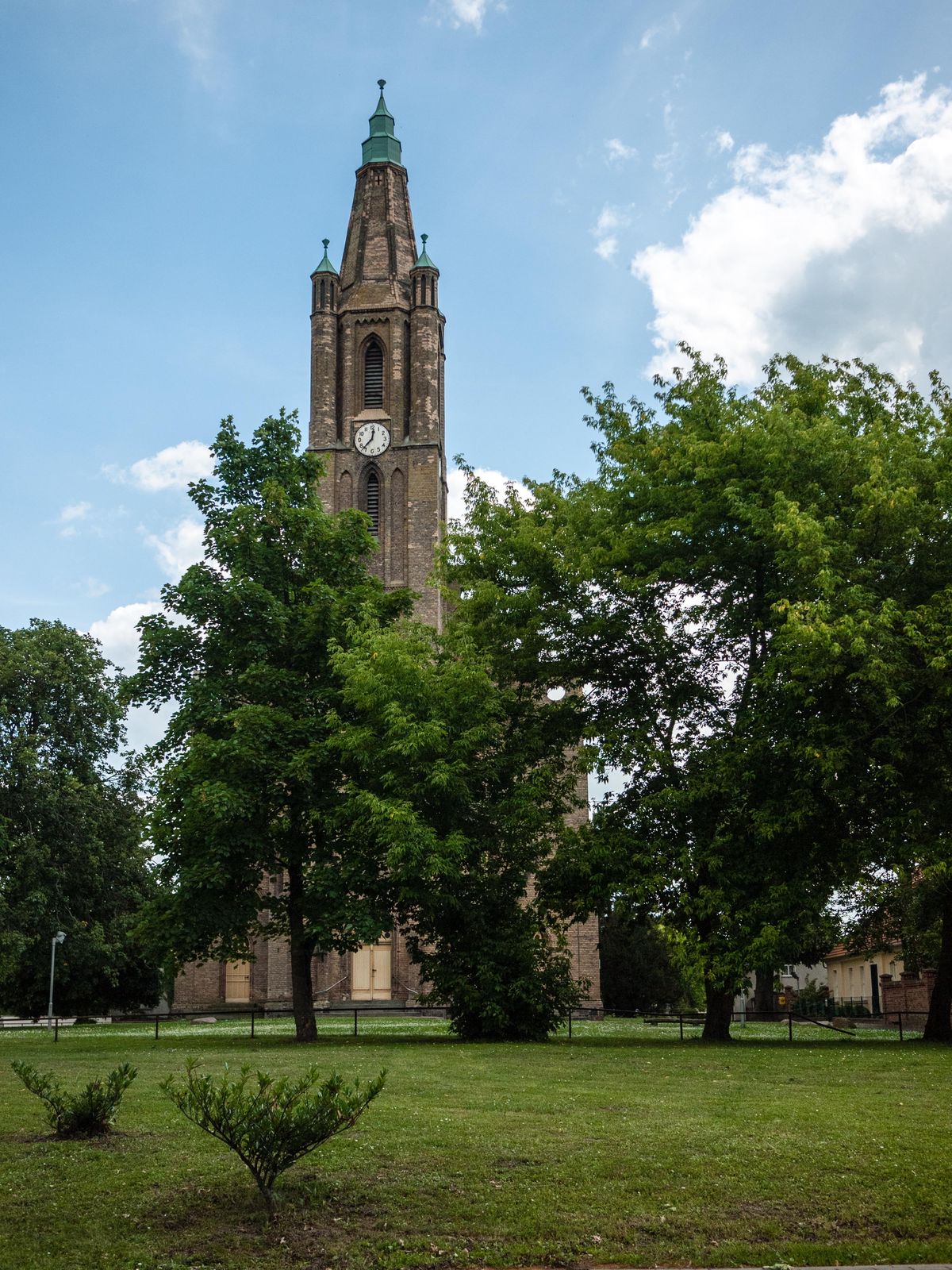Fehrbellin-Kirche-Rasen