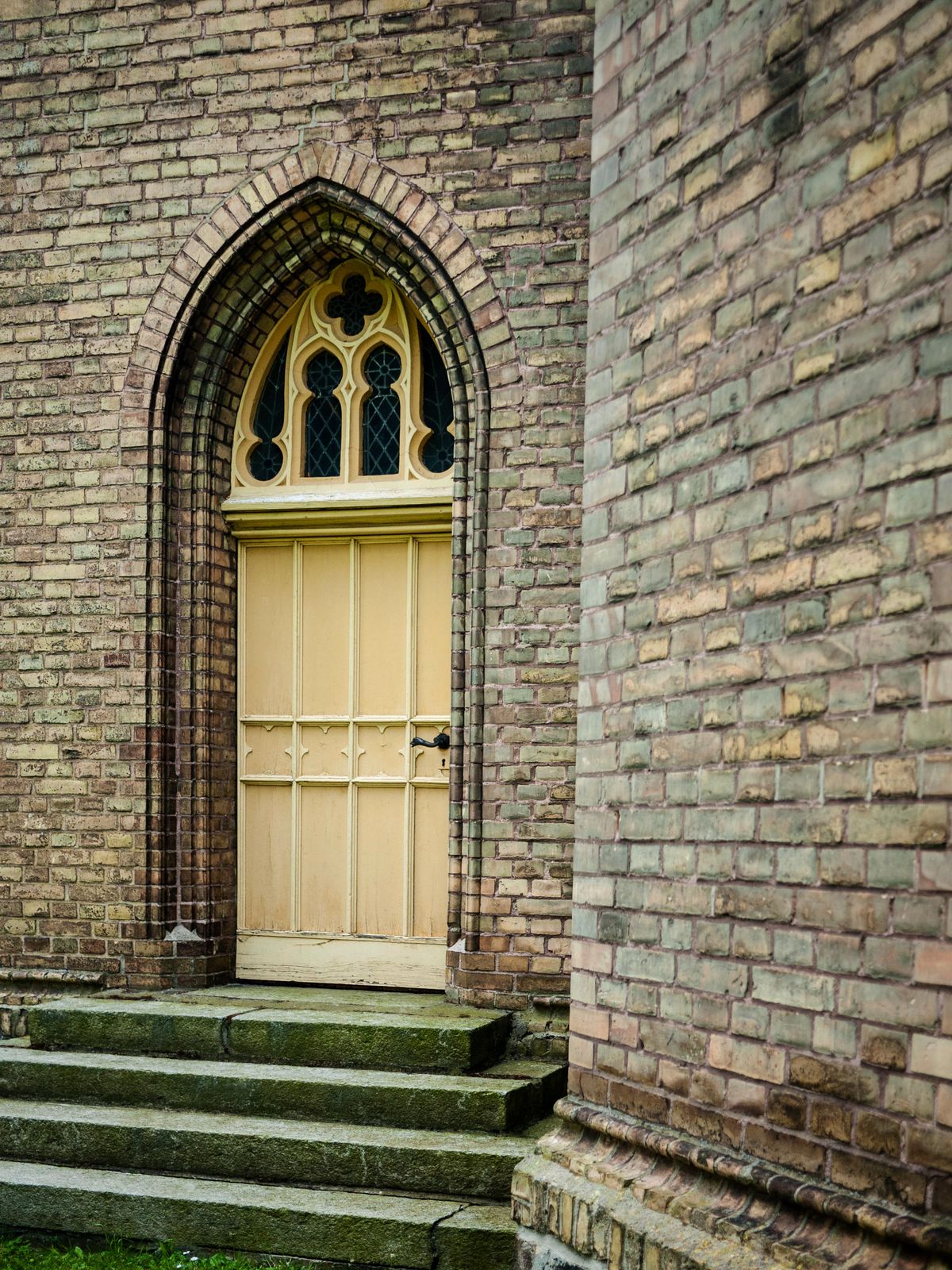 Fehrbellin-Kirche-Seitenportal