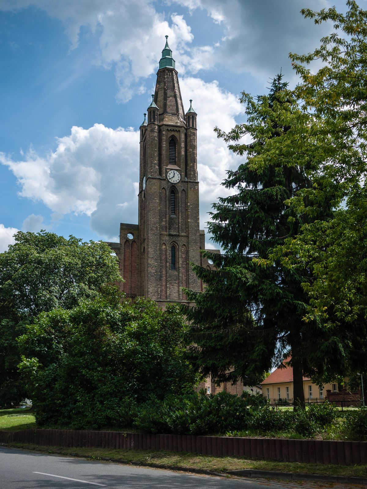 Fehrbellin-Kirche-Sommerhimmel