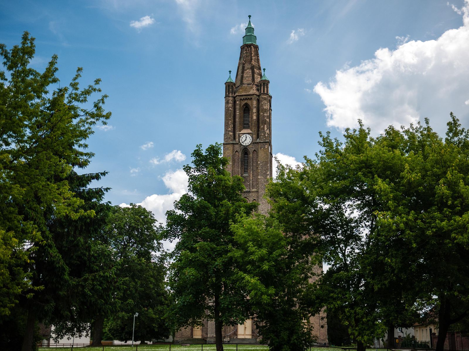 Fehrbellin-Kirche-Turm-Baeume