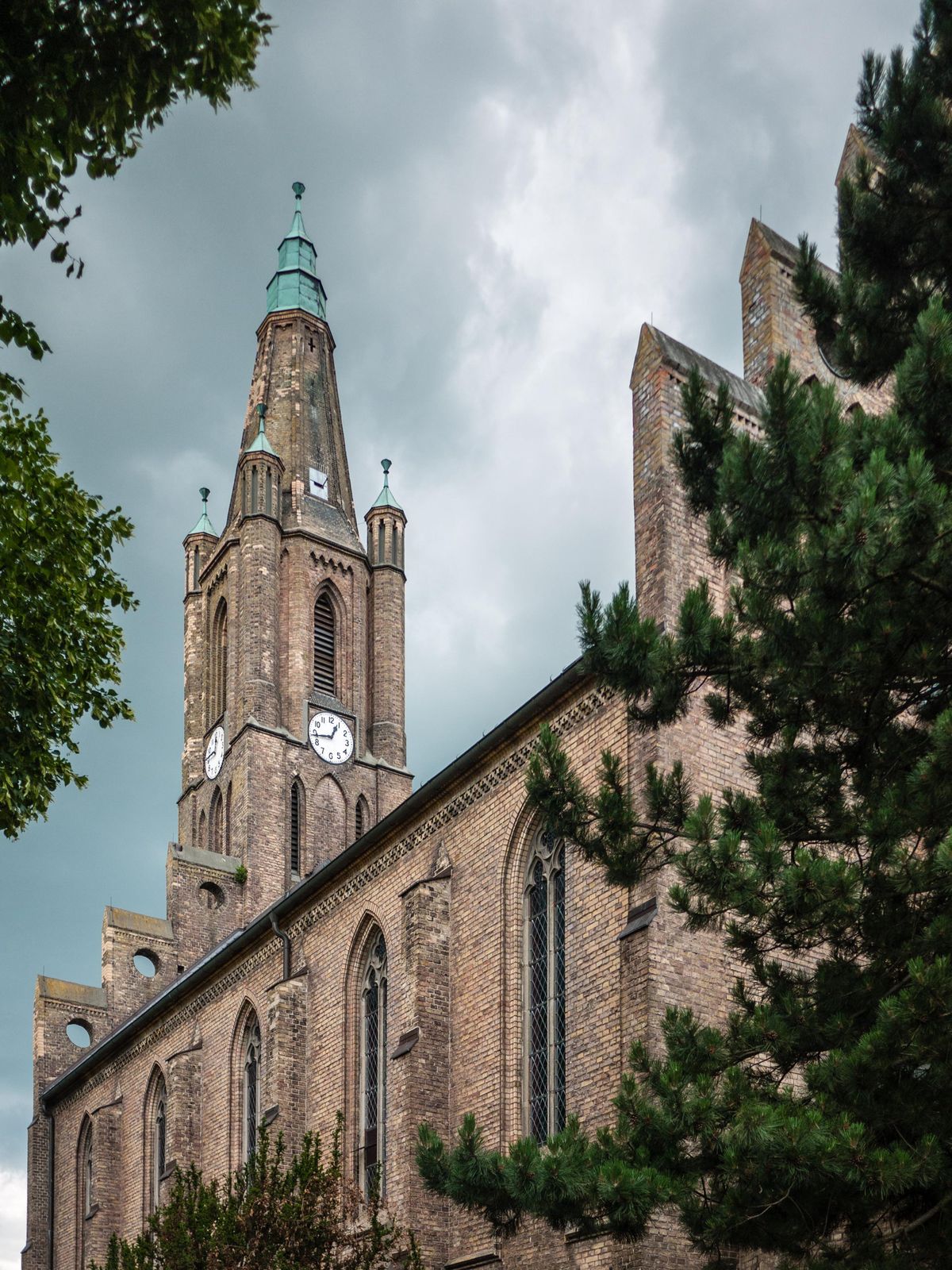 Fehrbellin-Kirche-Wolken