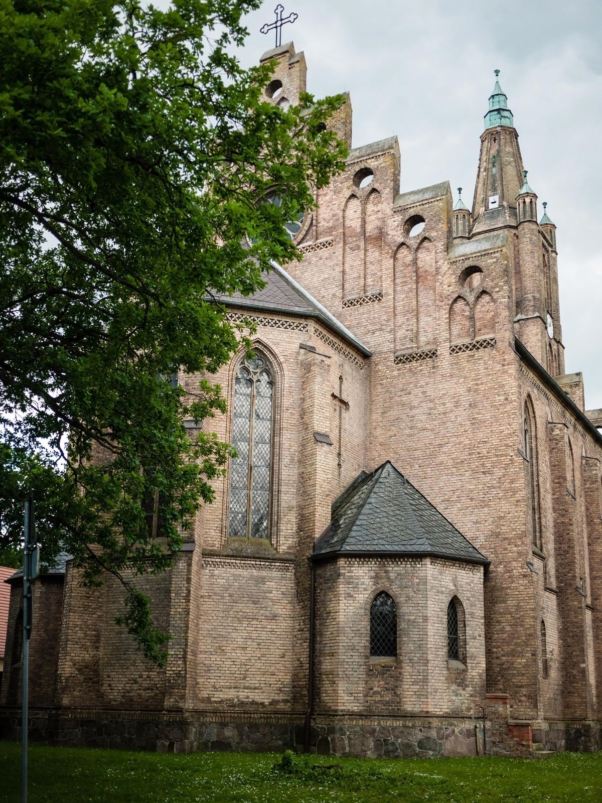 Fehrbellin-Kirche-hinten