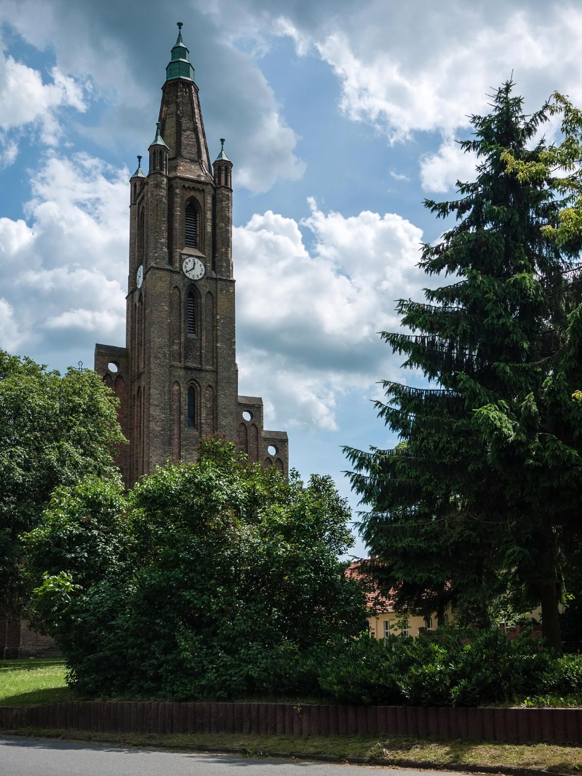 Fehrbellin-Kirche-links
