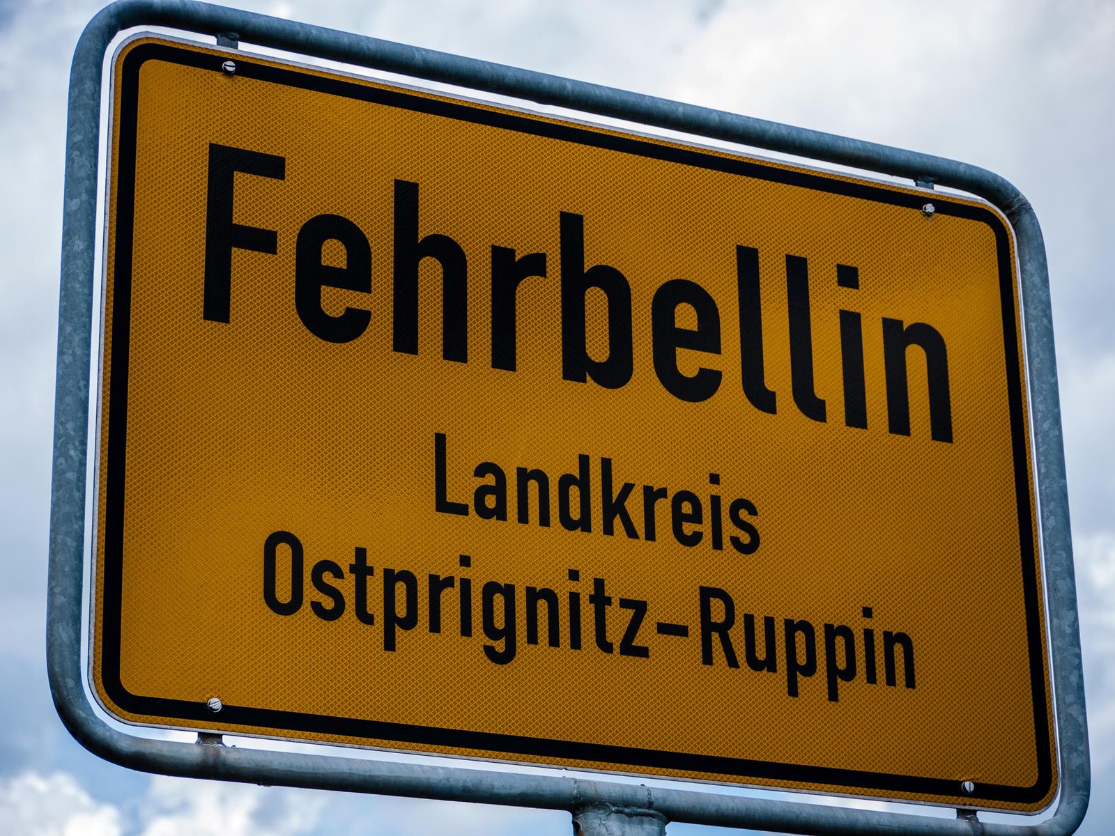 Fehrbellin-Ortseingangsschild-1