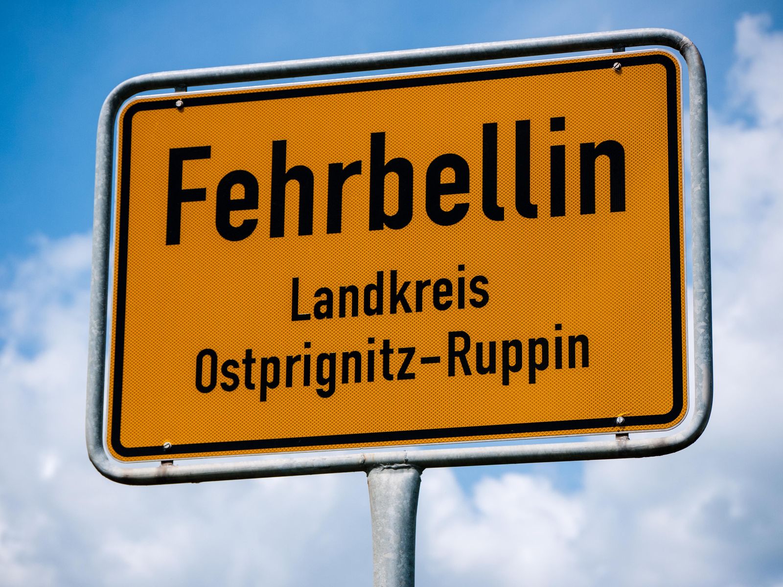 Fehrbellin-Ortseingangsschild-2