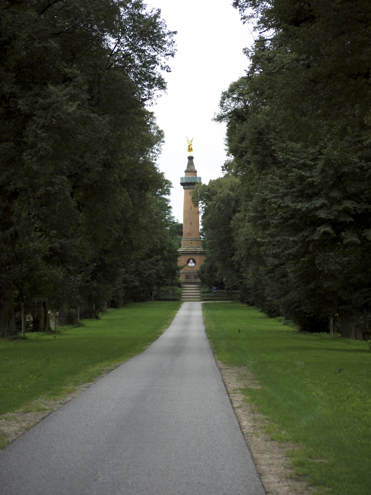 Siegessaeule Hakenberg und Weg