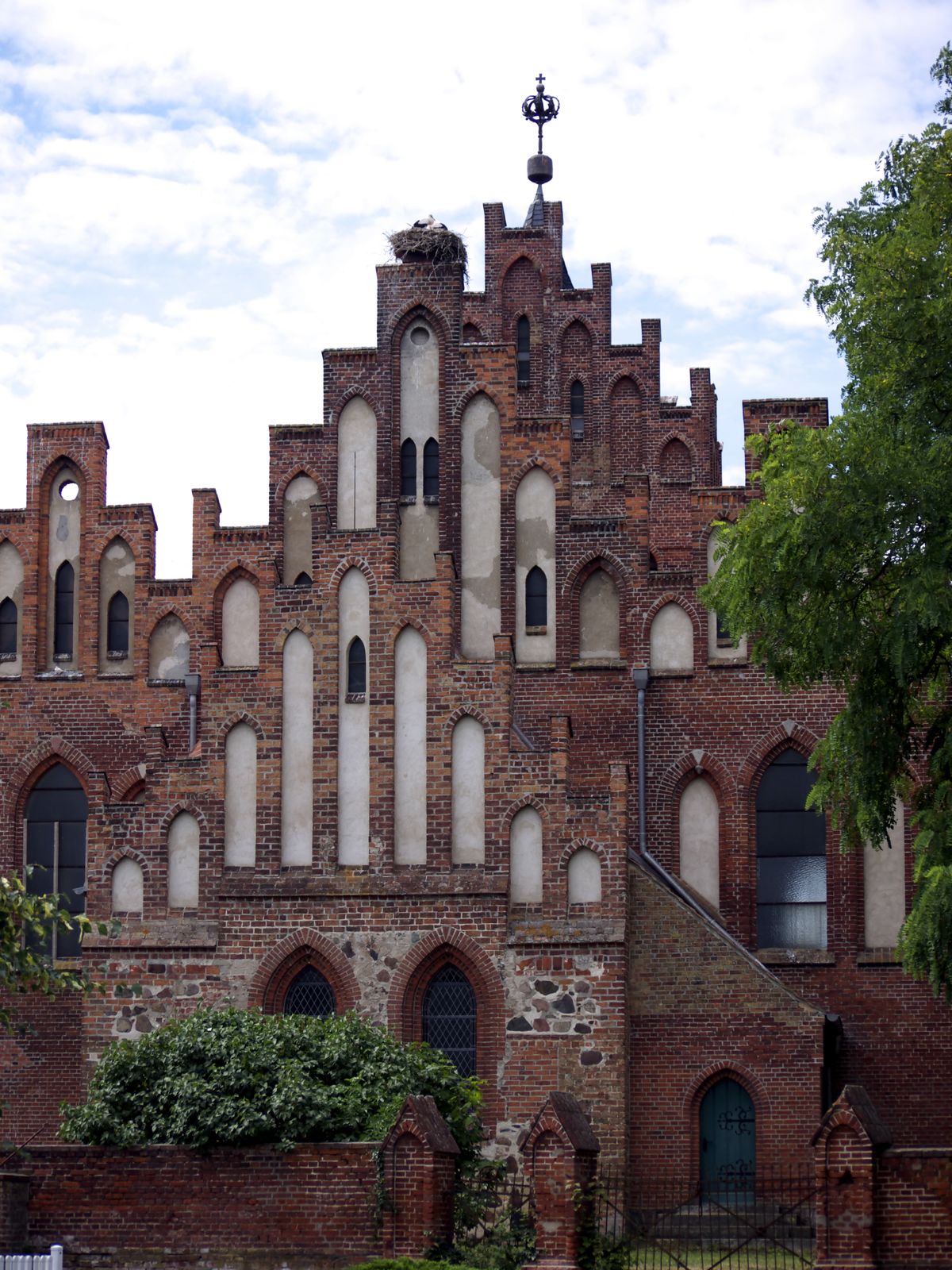 Storch auf Kirchturm von Linum