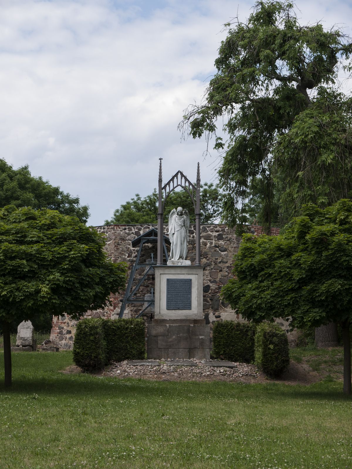 Ganzer-Kirche-Grabanlage