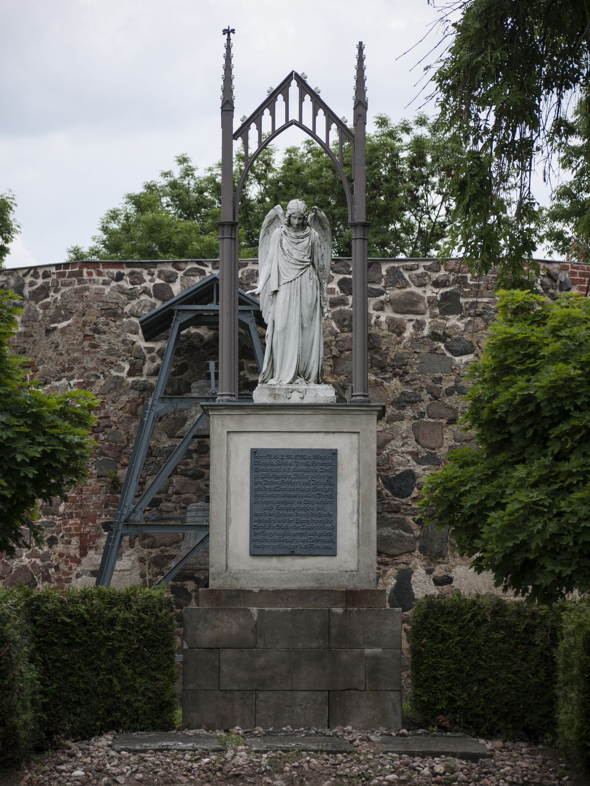 Ganzer-Kirche-Grabmal
