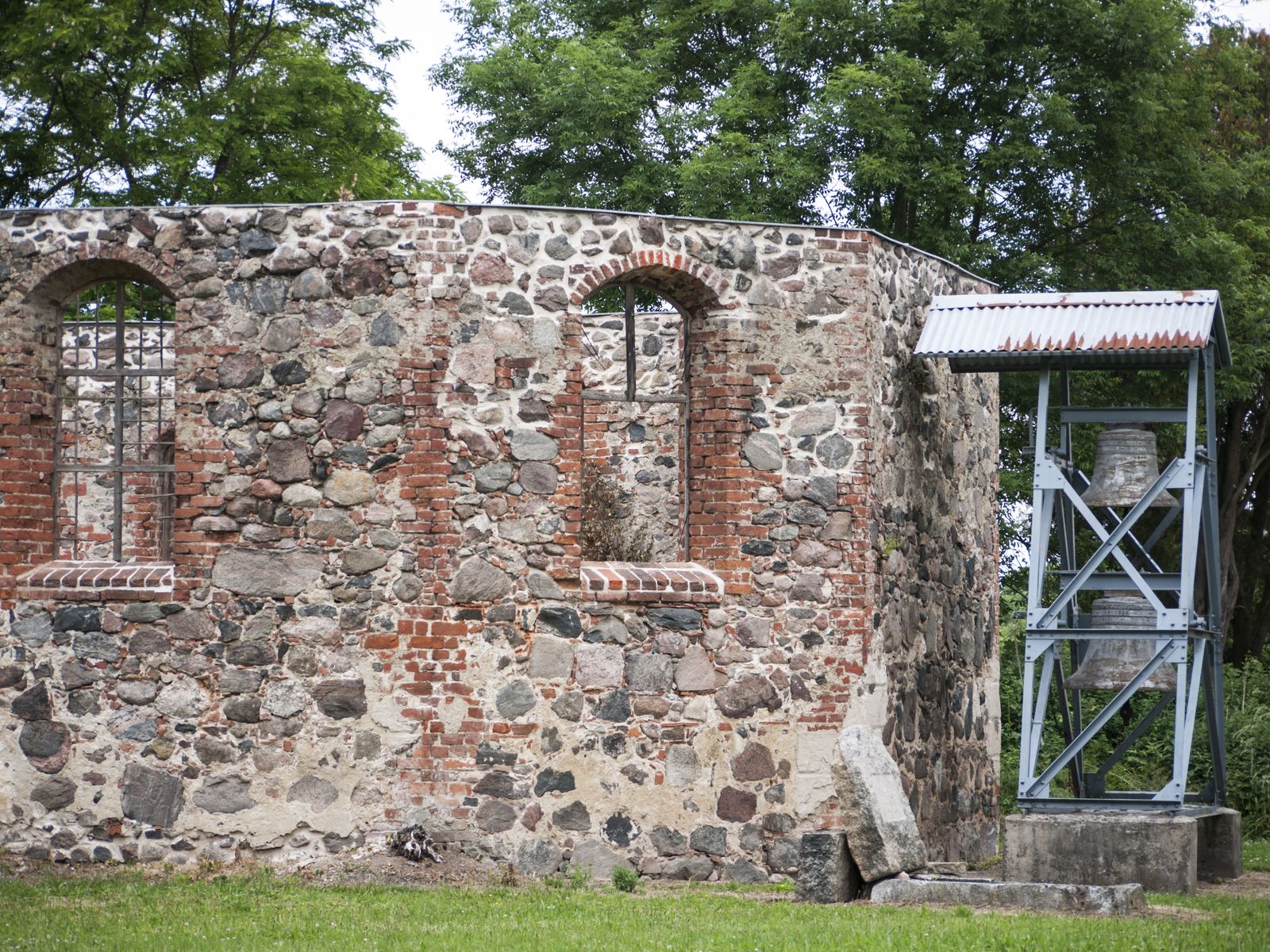 Ganzer-Kirchglocken-Ruine