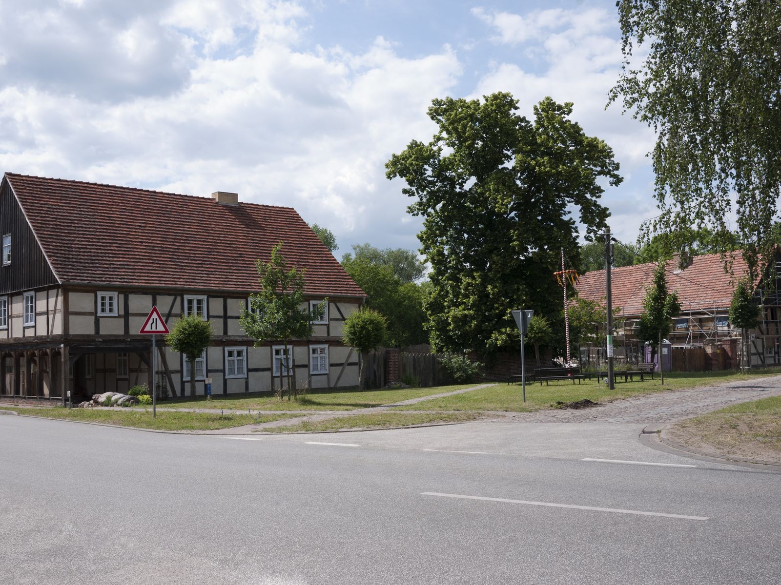 Garz-Vorlaubenhaus-Dorfplatz