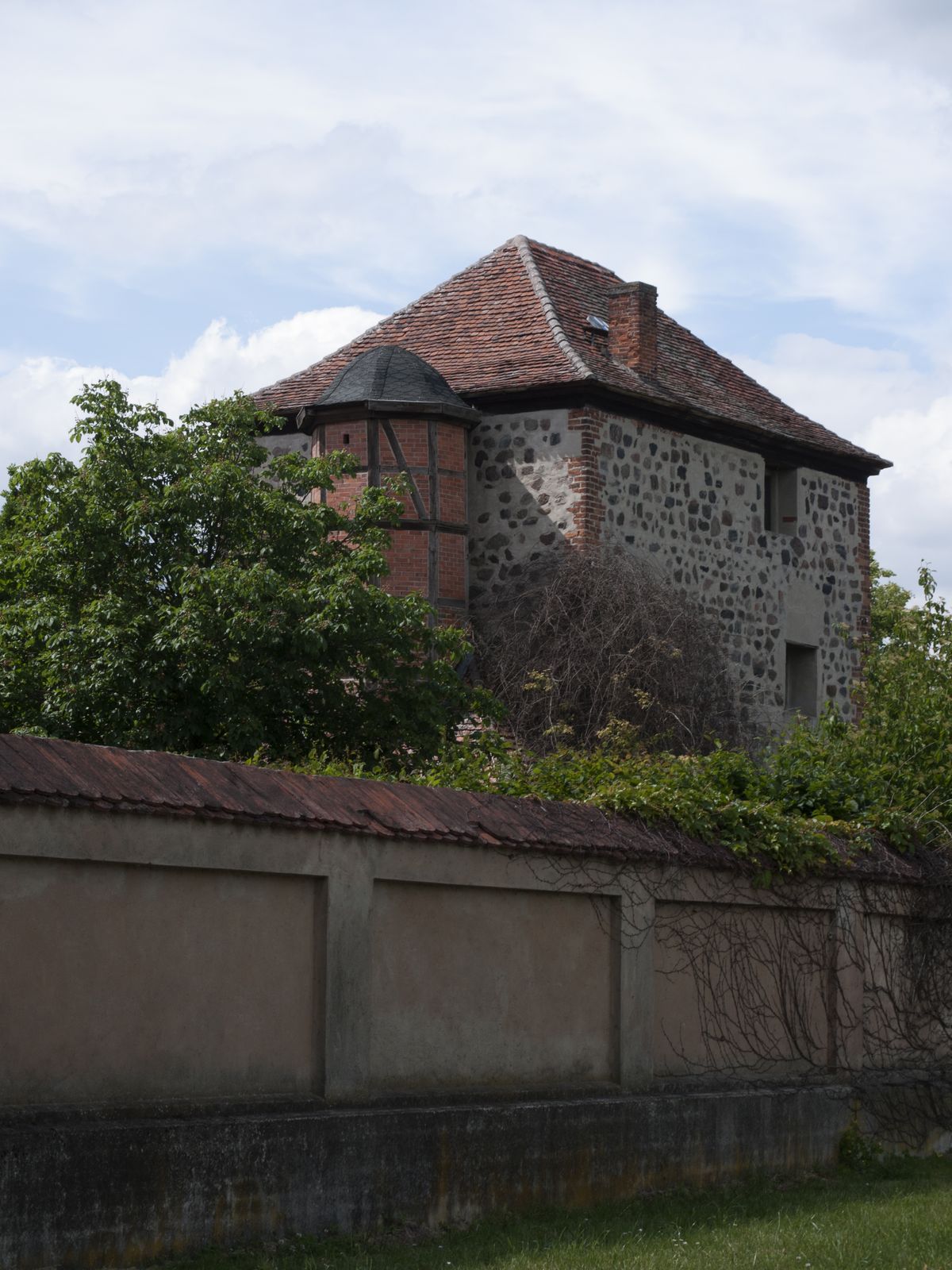 Garz-Wohnturm-Mauer
