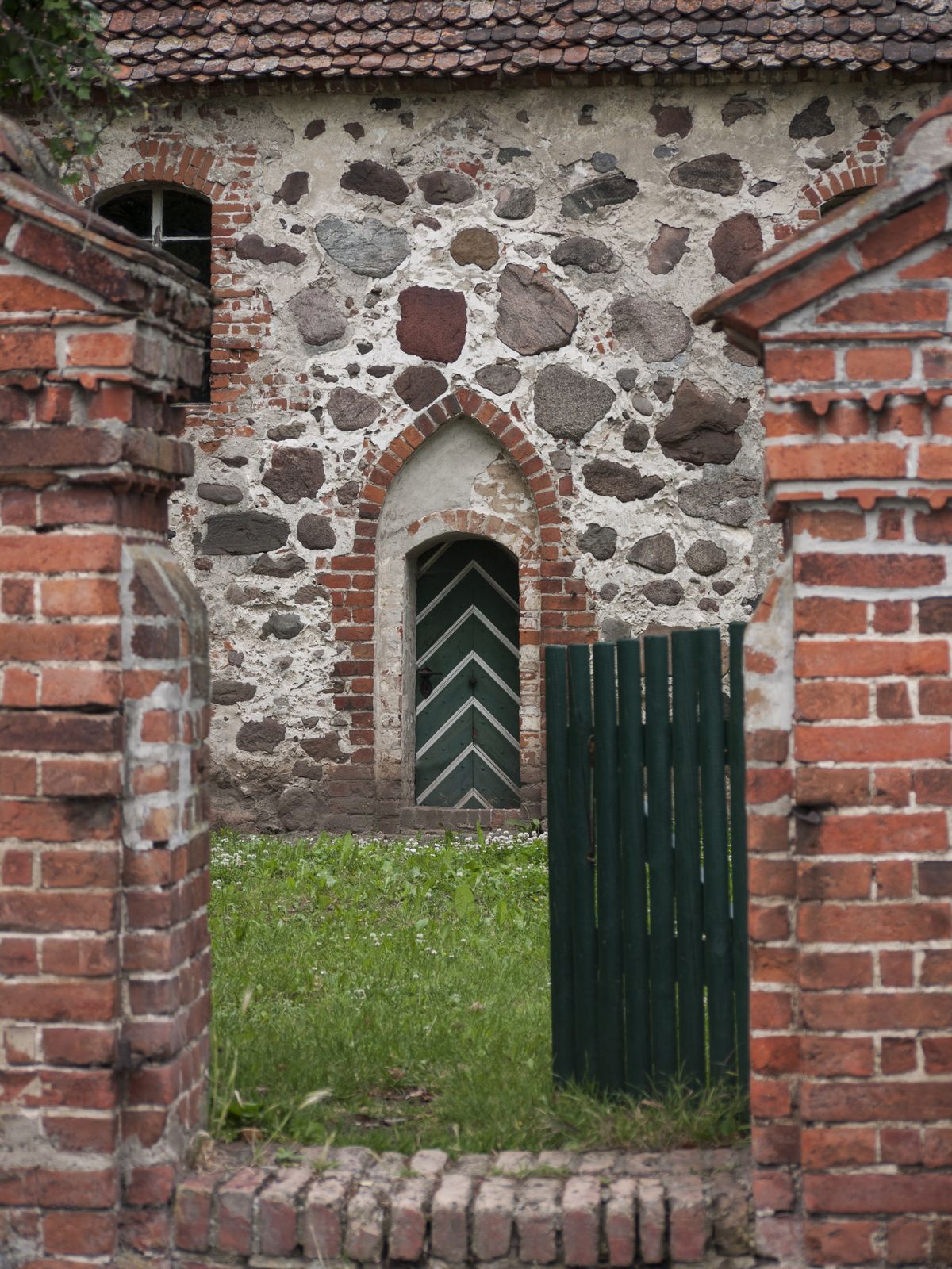 Gnewikow-Feldsteinkirche-Tueren