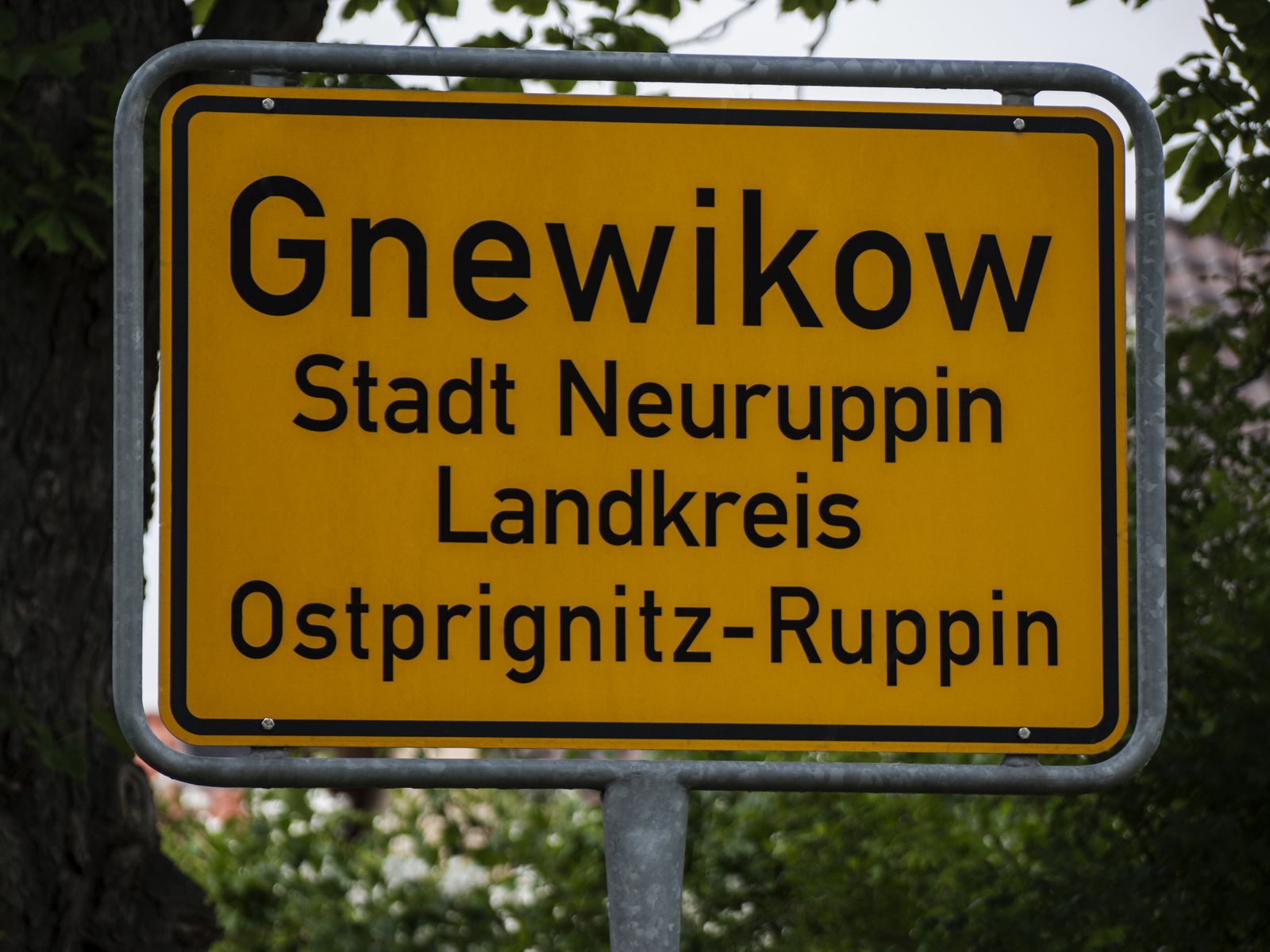 Gnewikow-Ortseingangsschild
