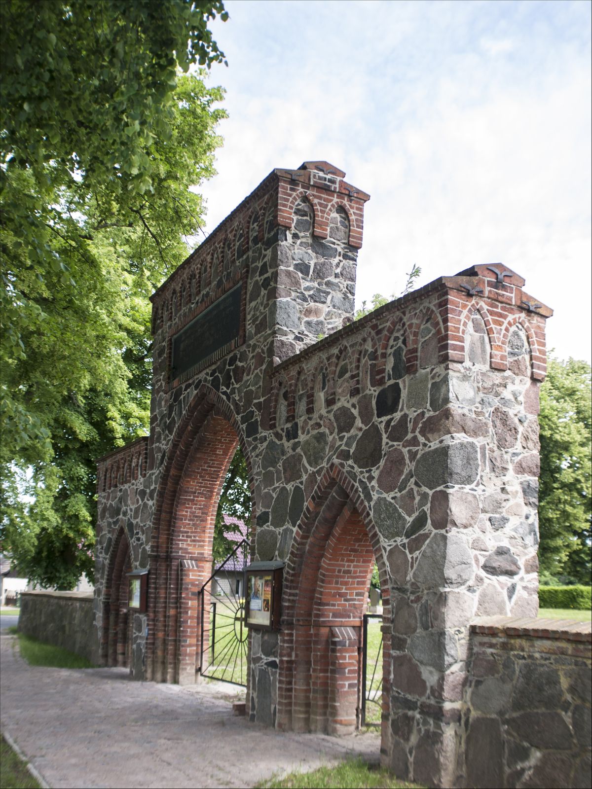 Karwe-Kirche-Torbogen-Seite