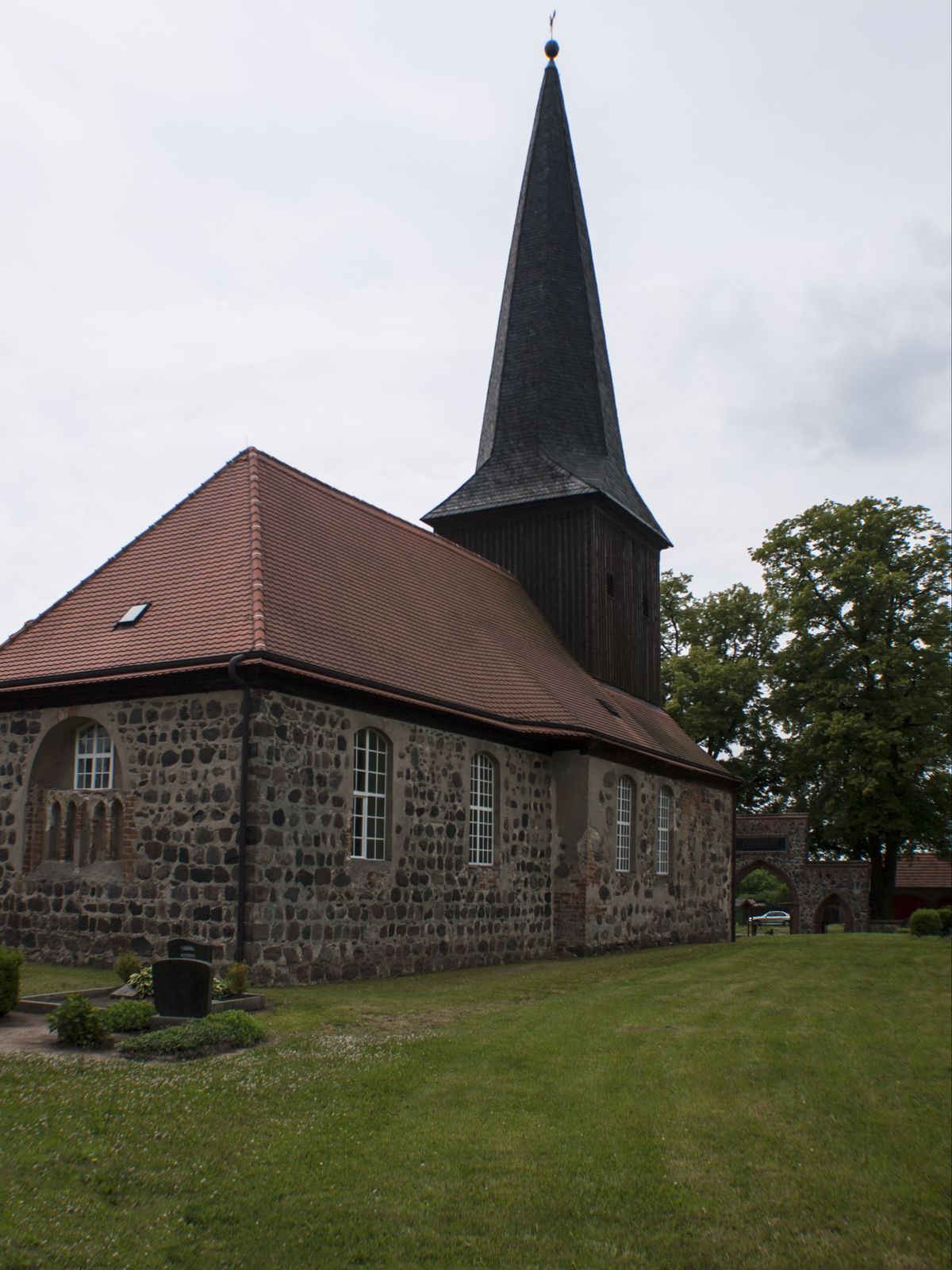 Karwe-Kirche-hinten