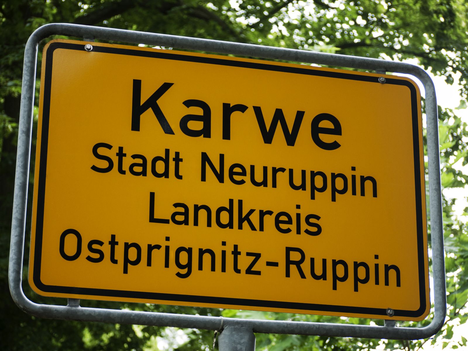 Karwe-Ortseingangsschild