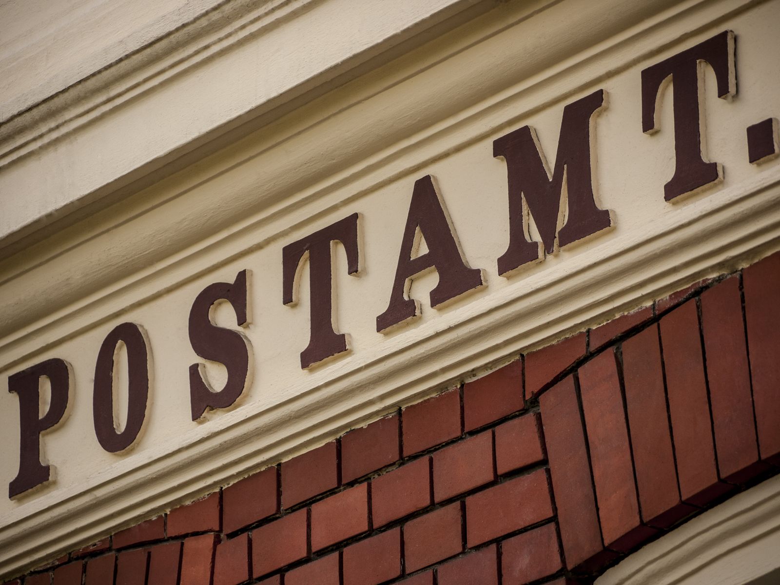 Neustadt-Postamt-Ziegelwand