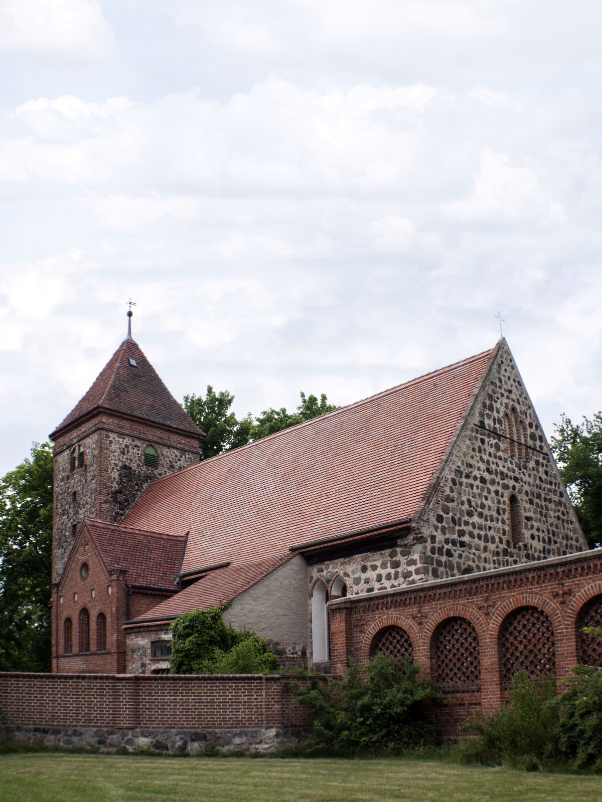 Radensleben-Dorfkirche-Himmel
