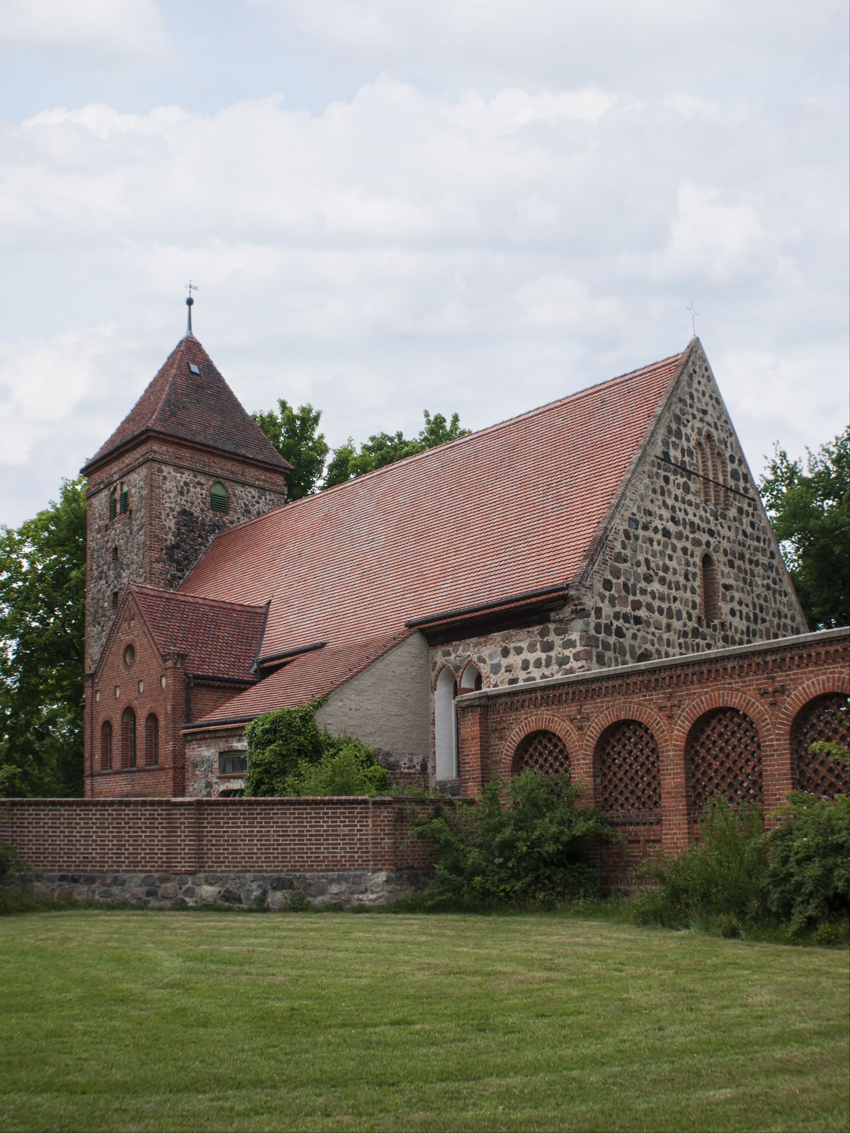 Radensleben-Dorfkirche-Rasen