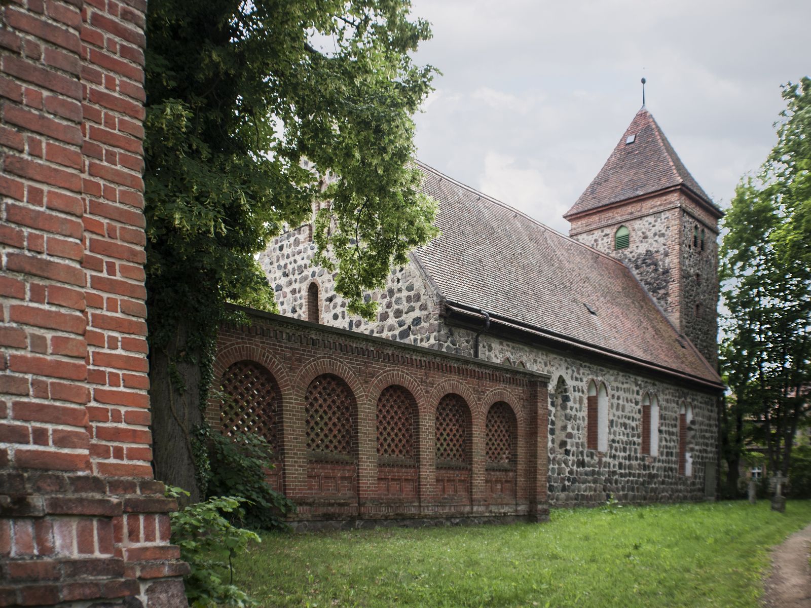 Radensleben-Dorfkirche-Rueckseite