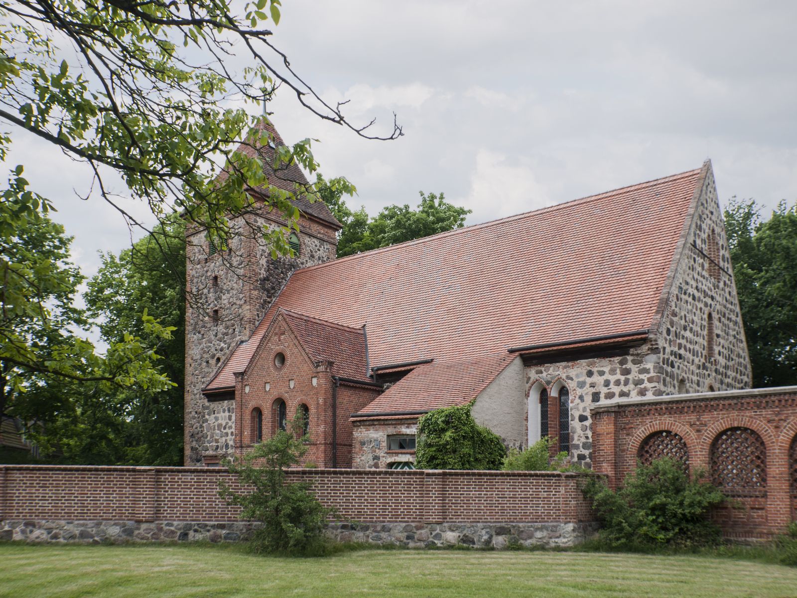 Radensleben-Kirche-Mauern